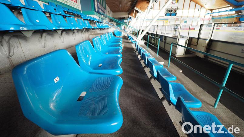Die Sitze im Amberger Eisstadion bleiben am Sonntagabend leer. Das Bayernliga-Spiel der Lions gegen den TSV Erding wurde abgesagt. Archivbild: Reiner Fröhlich