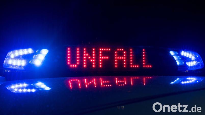 Blaulicht und der Hinweis „Unfall“ leuchten auf dem Dach eines Polizeiwagens. Symbolbild: Monika Skolimowska/dpa-Zentralbild/ZB/