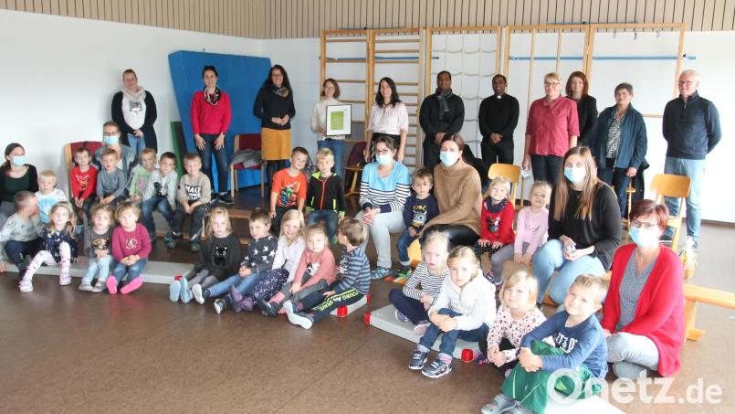 Anja Thalhauser (hinten, mit Urkunde) freut sich mit den Ehrengästen, darunter Brigitta Pilz (links neben ihr) und Irmgard Schaller-Fromm (rechts neben ihr), sowie den Kindern über den Erfolg des Coachings. Bild: pi