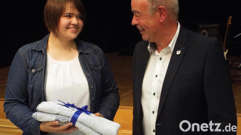 Der Ju-Jutsu-Kämpferin und Bundeskaderathletin Viola Fritsche gratuliert Bürgermeister Roland Strehl zu ihren Erfolgen. Bild: e