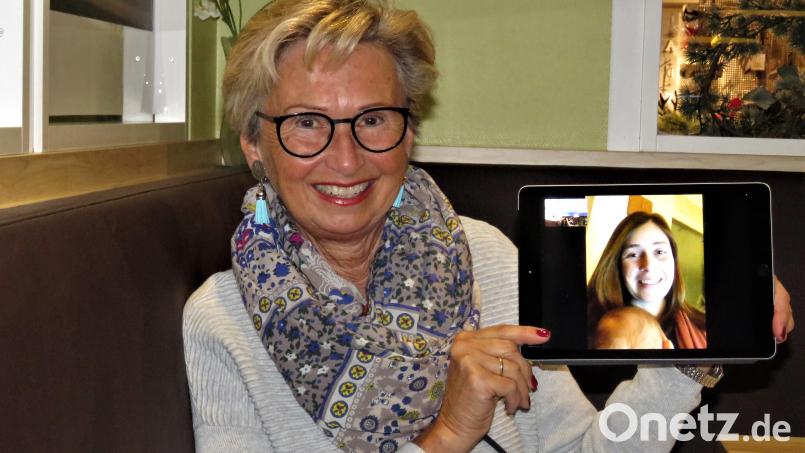 Dank moderner Technik konnte auch die Zweite Vorsitzende, Julia Thoma-Wegmann, an der Jahreshauptversammlung teilnehmen. Vorsitzende Theodora Kupke schaltete die junge Mutter eines drei Monate alten Säuglings per Videochat dazu. Bild: ubb