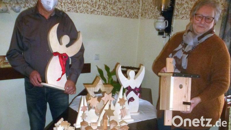 Richard Winderl und Claudia Bauer präsentieren die gebastelte Weihnachtsdeko, deren Erlös wieder der Aktion &quot;Sternstunden&quot; zugute kommt. Bild: mad
