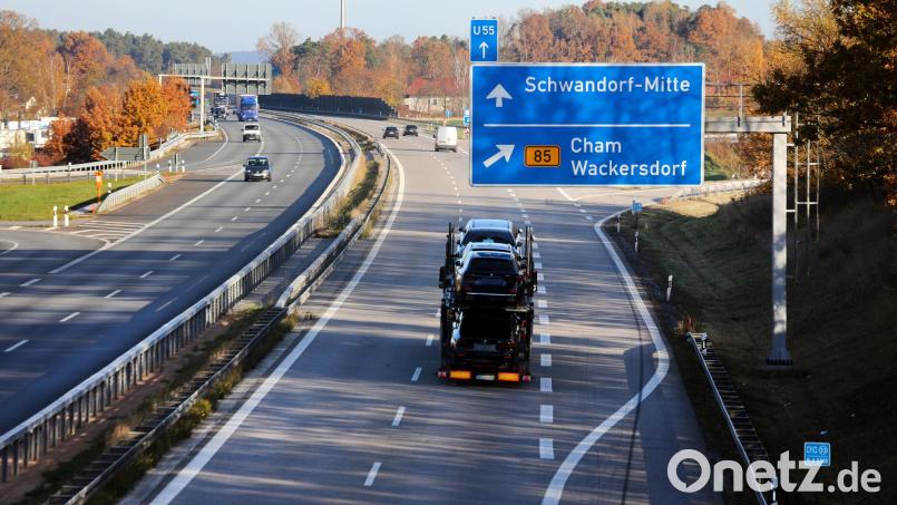 Ab 15. November kann hier nicht mehr von der Autobahn abgefahren werden. Die Anschlussstelle Schwandorf-Mitte ist bis Monatsende weitgehend gesperrt. Bild: Gerhard Götz