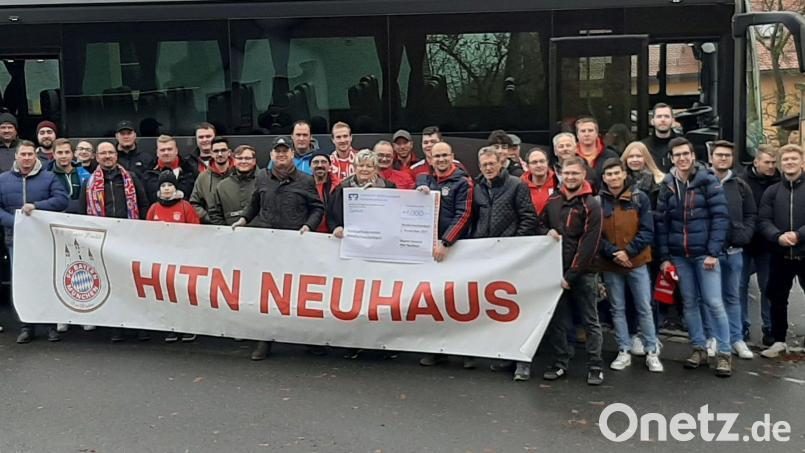 Der FC-Bayern-Fanclub Hitn Neuhaus überreichte dem Freibadförderverein Windischeschenbach eine Spende in Höhe von 1000 Euro. Bild: Hartmann/exb