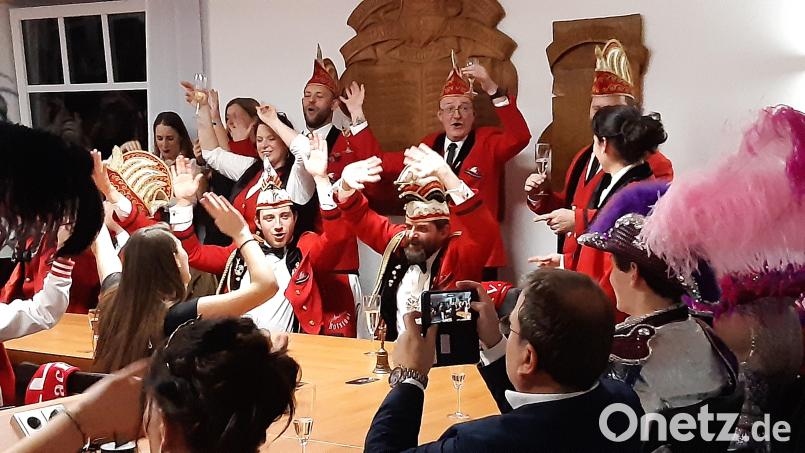 Laut, eng und lustig ging es in früheren bei der Proklamation im Rathaus zu. Heuer verläuft die Veranstaltung etwas anders. Die Narrhalla Windischeschenbach läutet die fünfte Jahreszeit im Freien ein. Bild: Lowak
