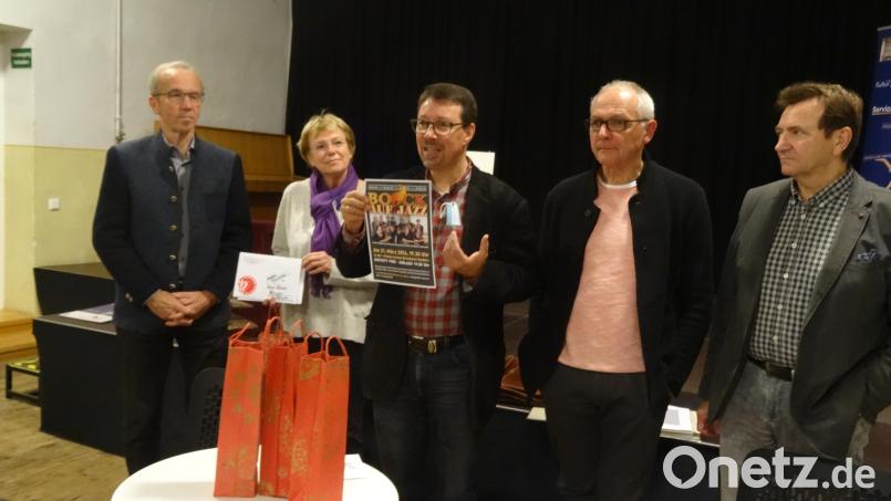 Dankesworte und gute Tropfen: (von links) der scheidende Schatzmeister Werner Dürgner, die Chefin des Trägervereins, Maria Müller, der neue Förderkreisvorsitzende Markus Lommer, sein Vorgänger Peter Geiger und dessen Vize Erwin Rösel, der ebenfalls nicht mehr kandidierte. Bild: hka