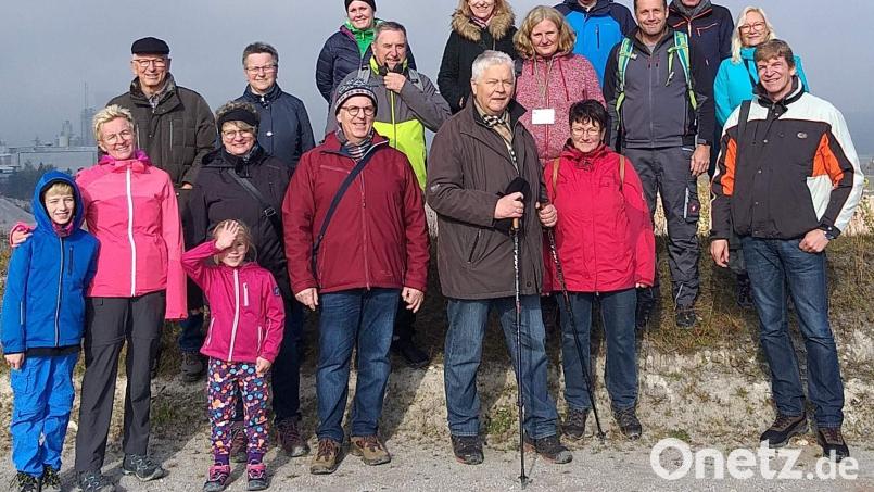 Die Mitglieder der SPD-Kreistagsfraktion ließen sich von Geoparkrangerin Astrid Locke-Paul (zweite Reihe, Dritte von rechts) über das Geotop Kaolinrevier informieren. Bild: u