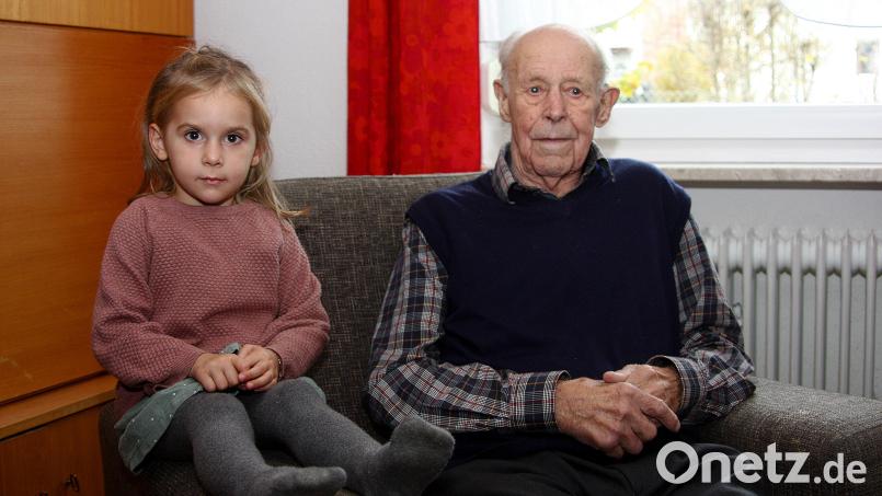 Zusammen mit der vierjährigen Urenkelin Hanna hat es sich Karl Ernstberger gemütlich gemacht, um mit den Gästen und der Familie seinen 104. Geburtstag zu feiern. Bild: wro