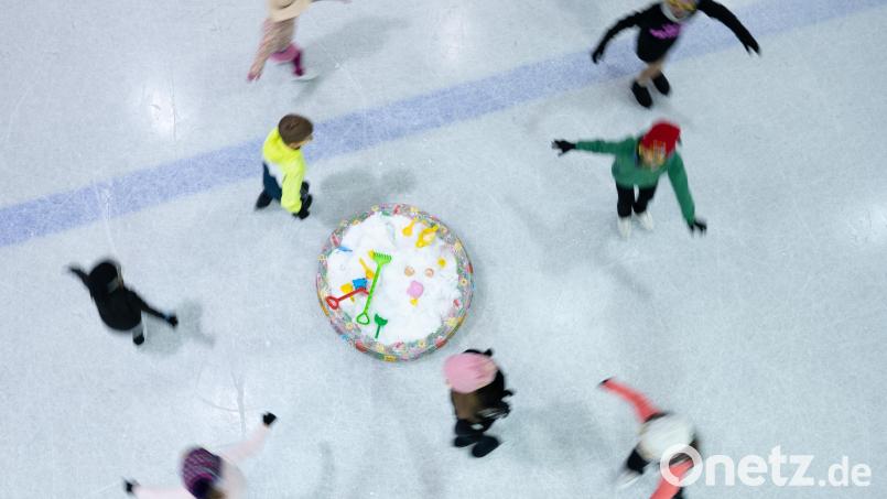 Kinder laufen mit Schlittschuhen auf einer Eisfläche. Minderjährige Schüler über zwölf Jahren, die regelmäßig auf Corona getestet werden, können für eine Übergangsfrist bis Ende des Jahres auch ungeimpft ihre sportlichen Hobbys fortführen Symbolbild: Sebastian Kahnert