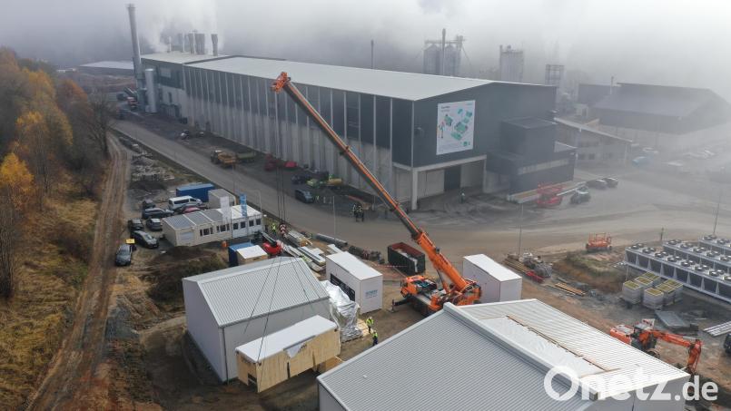 Schwerlastkräne hievten die Module des Elektrolyseurs auf das Werksgelände. Bild: Florian Miedl/fph