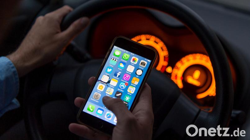 Beim Fahren telefonieren ist keine gute Idee. Symbolbild: Monika Skolimowska/dpa