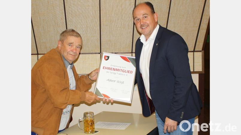 Eines von zwei neuen Ehrenmitgliedern der Spielvereinigung Trabitz (rechts: Vorsitzender Martin Pepiuk) ist Schiedsrichter Albert Weiß. Bild: bjp
