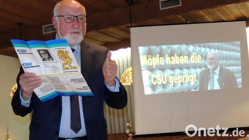 48 Jahre gehörte CSU-Urgestein Georg Stahl dem Kreistag an. Mit amüsanten Episoden und einem Wahlprospekt von 1972 sorgte er beim CSU-Ehrenabend für Furore. Bild: mor