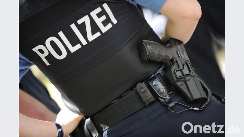 Eine Polizeibeamtin trägt ihre Dienstwaffe am Gürtel. Foto: Arne Dedert/dpa/Symbolbild Bild: Arne Dedert