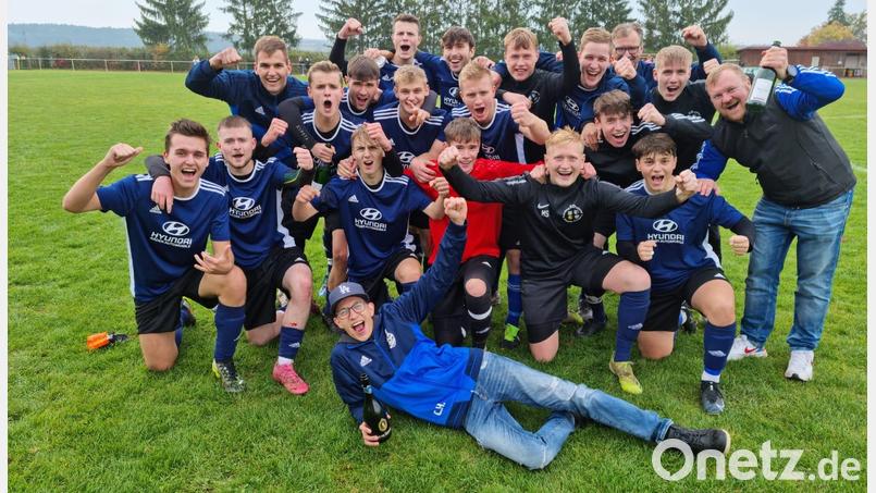 Die A-Junioren-Fußballer der SG TuS Rosenberg freuen sich über ihr „Meisterstück“. Ohne Punktverlust und mit einem Torverhältnis von 29:2 gewannen sie die Herbstrunde der Kreisliga Süd und steigen in die Bezirksoberliga auf. Bild: kok