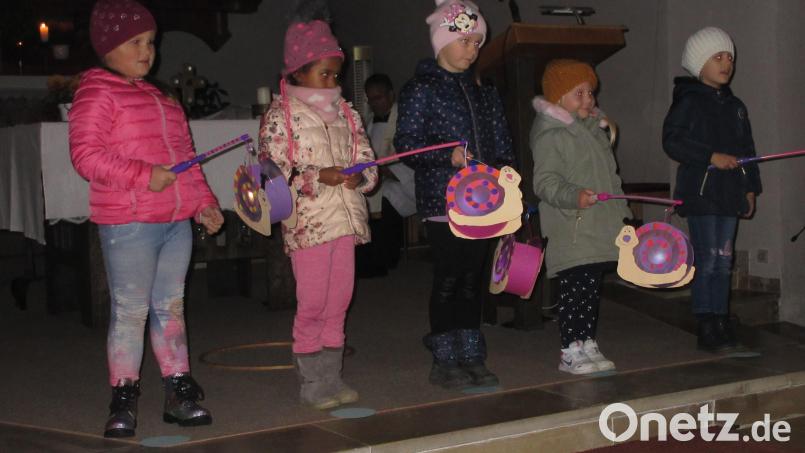 Im Anschluss an die Andacht durfte der traditionelle Umzug mit den selbstgebastelten Laternen nicht fehlen. Bild: vsr