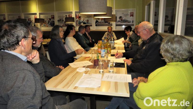 Gut besucht war die Jahreshauptversammlung von MUT, des Fördervereins der Kreismusikschule. Die Versammlung fand bereits zum 17. Mal statt. Diesmal stand der Rückblick der Vorsitzenden, Theodora Kupke (vorne, Mitte), unter dem Zeichen von Corona. Wie alle Vereine kämpft MUT mit Schwierigkeiten. Dennoch gab es auch viele gute Nachrichten. Bild: ubb