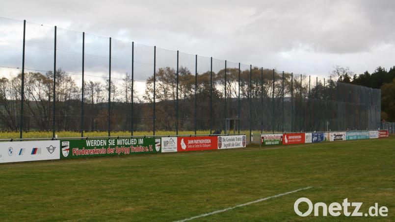 Als Partnerverein des Zweitligisten &quot;Jahn Regensburg&quot; präsentiert sich die Spielvereinigung Trabitz seit diesem Jahr. Das Ansehen, das der Verein genießt, spiegelt sich auch in der Bandenwerbung wider. Bild: bjp