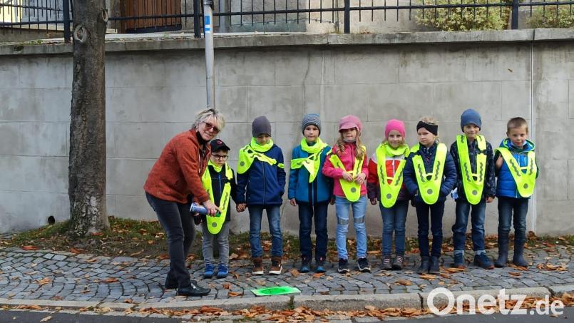 Doris Czerwik erneuerte bei einem Rundgang mit acht Erstklässlern die „grünen Punkte“ im Konnersreuther Ortskern. Bild: jr