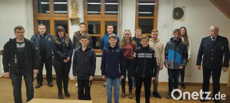 Drei Mädchen und neun Buben bestanden den Wissenstest.Damit legten sie sich ein Fundament für die weiteren Ausbildungs-Abschnitte in ihrer Feuerwehr. Bild: gi