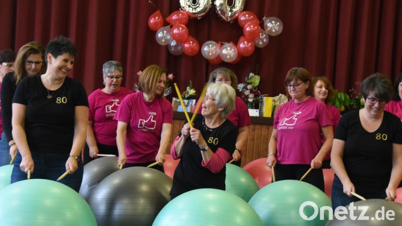 Regina Gerl (rechts) und ein Helferteam hatten für Irma Gerl (Mitte) zum 80. Geburtstag eine Überraschungsparty vorbereitet. Dabei durften auch sportliche Aktionen nicht fehlen. Bild: Gelis Fotostudio
