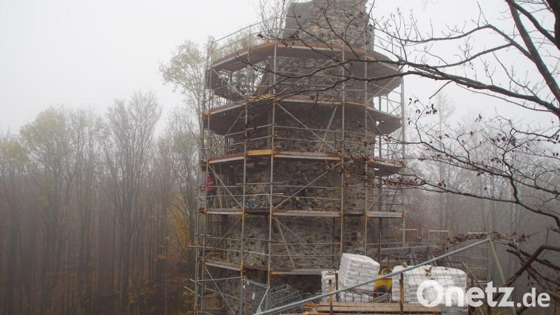 Es ist die derzeit höchstgelegene Baustelle im Landkreis Schwandorf: Auf über 870 Meter Meereshöhe sind die Bauarbeiter mit der Sanierung des Bergfrieds der Burgruine Reichenstein beschäftigt. Bild: mmj