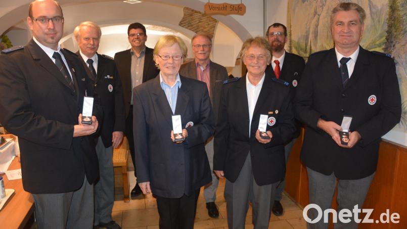 Christian Hofmann, Anni Günthner, Maria Ernst und Wolfgang Seitz (vorne, von links) wurden mit dem bronzenen Ehrenzeichen der BRK-Bereitschaften ausgezeichnet. Es gratulierten (hinten, von links) Bereitschaftsleiter Hugo Hofmann, Kreisgeschäftsführer Holger Schedl, Bürgermeister Max Bindl und stellvertretender Kreisbereitschaftsleiter Wolfgang Rosner. Bild: jr