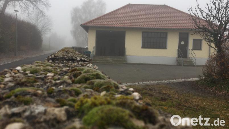 Entlang der Pfarrer-Willkofer-Straße steht eine schadhafte Waschbeton-Mauer. Sie soll ebenso saniert werden, wie das Leichenhaus. Auch ein Abriss und Neubau steht zur Diskussion. Bild: upl