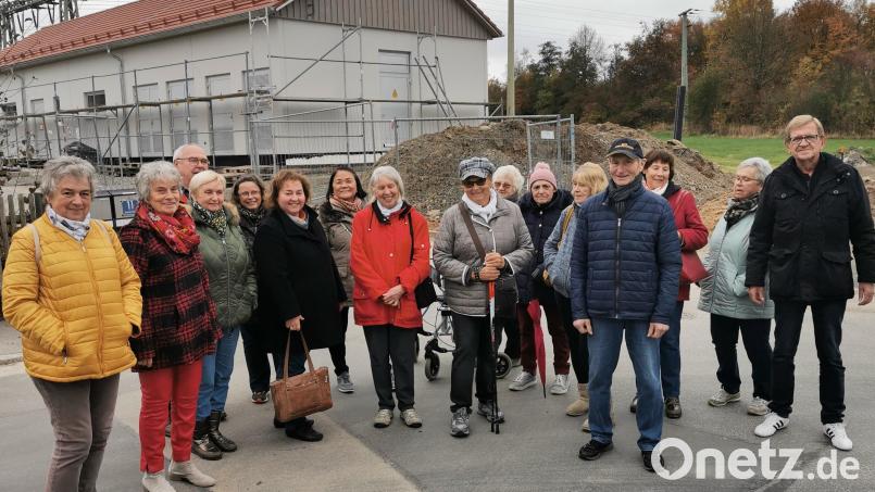 Der Stadtspaziergang führte die Senioren auch zum neuen Schalthaus. Bild: exb