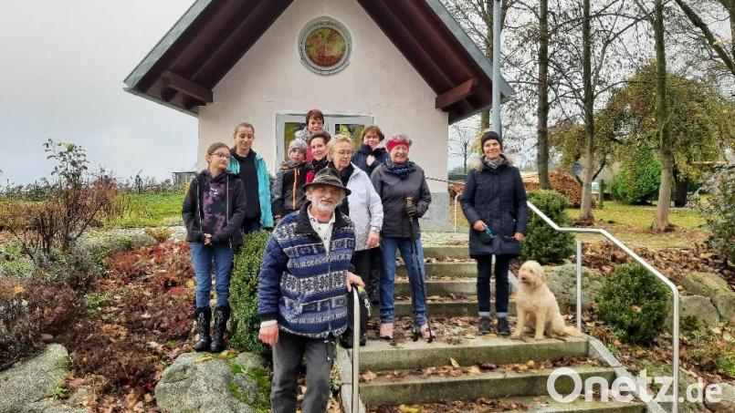 An der Kapelle in Schwarzenreuth machten die Wanderer eine kurze Pause. Bild: soj