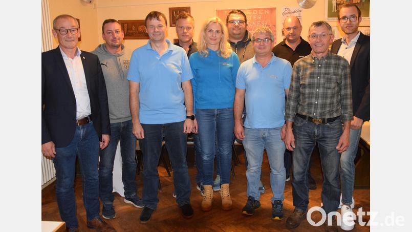 der Skiclub im FC Rieden wählt eine neue Abteilungsleitung (von links): Bürgermeister Erwin Geitner, FC-Gesamtvorsitzender Johann Fischer, Spartenleiter Christian Huger, Jürgen Wendl, Nicole Auer, Stefan Meinhold, Stefan Fleischmann, Georg Schmidt, Günther Grill und Simon Schmidt. Bild: bö