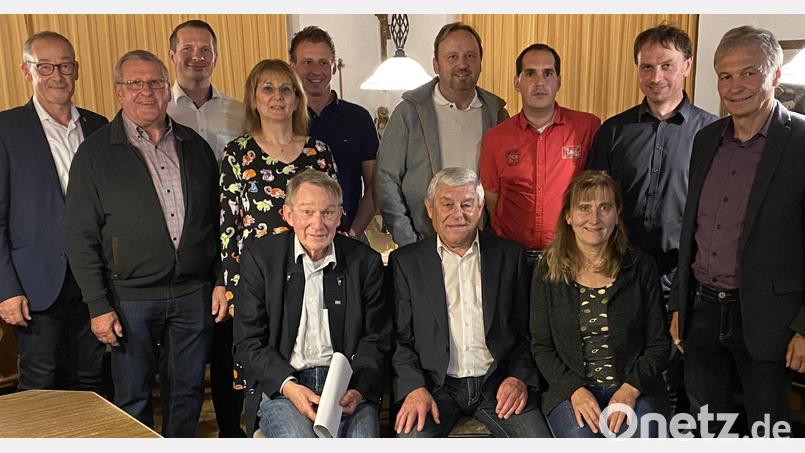 Der CSU-Ortsverband Rieden-Vilshofen wählt einen neuen Vorstand. Vorsitzender bleibt Josef Weinfurtner (rechts). Ihm gratuliert Bürgermeister Erwin Geitner (links). Bild: bö