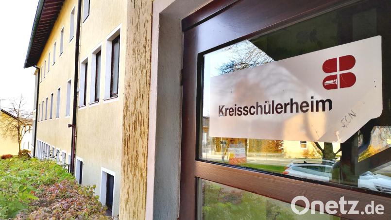 Das Kreisschülerheim in Neuburg vorm Wald beherbergt junge Azubis aus ganz Bayern. Seine derzeit 80 Plätze sind für den aktuellen Bedarf zu wenig. Nun soll das Gebäude aufgestockt werden. Bild: Thomas Dobler