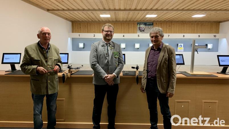 Gauschützenmeister Heinrich Fraunholz, Schützenmeister Thomas Graf und Vize-Bürgermeister Josef Weinfurtner (von links) bei der Standeröffnung. Bild: Michaela Krämer/exb