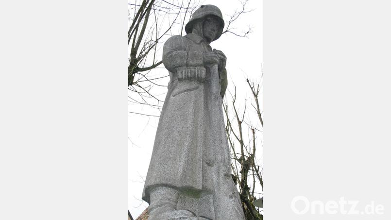 Seit über 90 Jahren erinnert der nachdenkliche Soldat im Wachanzug an die Opfer von Kriegen. Im September 1930 wurde das Kriegerdenkmal aus Granit errichtet. Bild: Jochen Neumann