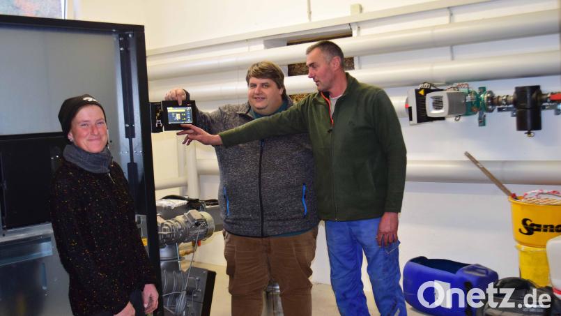 Der 1.Bürgermeister der Gemeinde Illschwang Dieter Dehling informiert sich bei Christian und Marion Graf über die neue Hackschnitzelheitzung, die in ihrem früheren Kuhstall entstanden ist. Bild: no