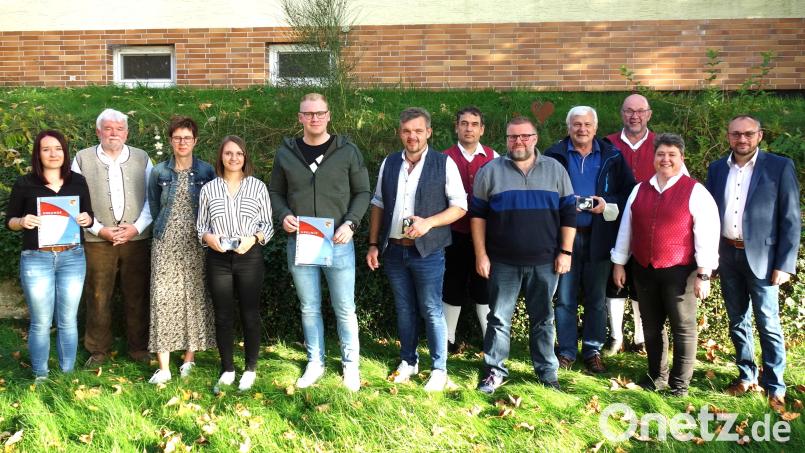 Sandro Hochwart (Fünfter von rechts) und Franz Rauch (Mitte) wirken seit 35 Jahren im großen Vereinsorchester; Anndreas Hösl (Fünfter von links) und Martina Hoch (Dritte von links) seit 25 Jahren. Bild: fjo