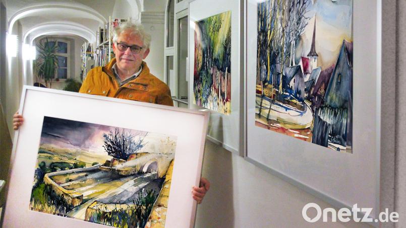 Günter Haslbeck präsentiert seine expressiven Kemnath-Aquarelle in der Stadtbücherei. Bild: stg
