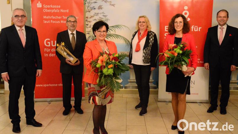 Vorstandsvorsitzender Ludwig Zitzmann (links) und Vorstandsmitglied Hans-Jörg Schön (rechts) verabschieden langjährige Mitarbeiterinnen und Mitarbeiter. Dankesworte sprach auch Personalratsvorsitzende Dagmar Nachtigall (Dritte von rechts). Bild: Kunz