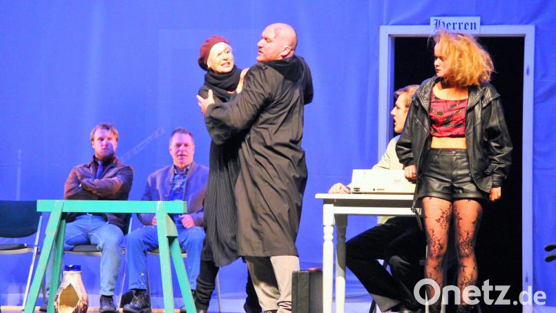 Eine beeindruckende Ensembleleistung lieferte die Theaterkompagnie Stuttgart mit Kleists "Der zerbrochene Krug" ab. Bild: stg