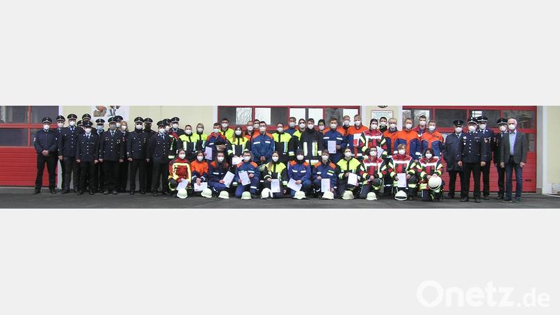 34 Feuerwehrmitglieder legten mit Erfolg den ersten Teil der modularen Ausbildung zum Truppmann ab. Unsere Aufnahme zeigt sie nach der Prüfung mit den Ausbildern und Kommandanten sowie Neusorgs Bürgermeister Peter König (rechts). Bild: öt
