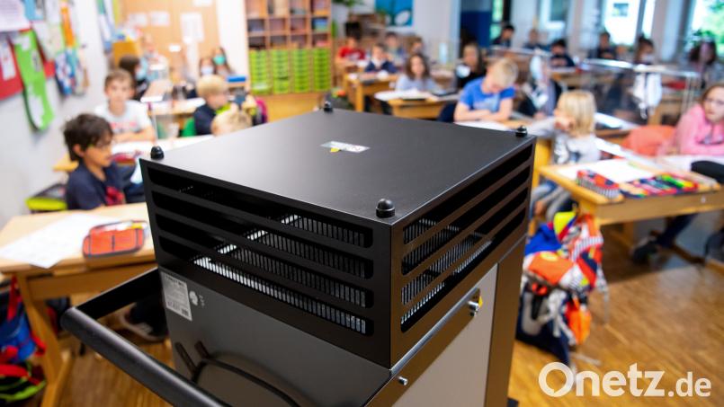 Ein mobiler Luftfilter in einem Klassenraum. Luftfiltergeräte wie dieses galten im Sommer vielen als geeignete Möglichkeit, um einen erneuten Lockdown an den Schulen im kommenden Winter zu vermeiden. Archivbild: Sven Hoppe/dpa