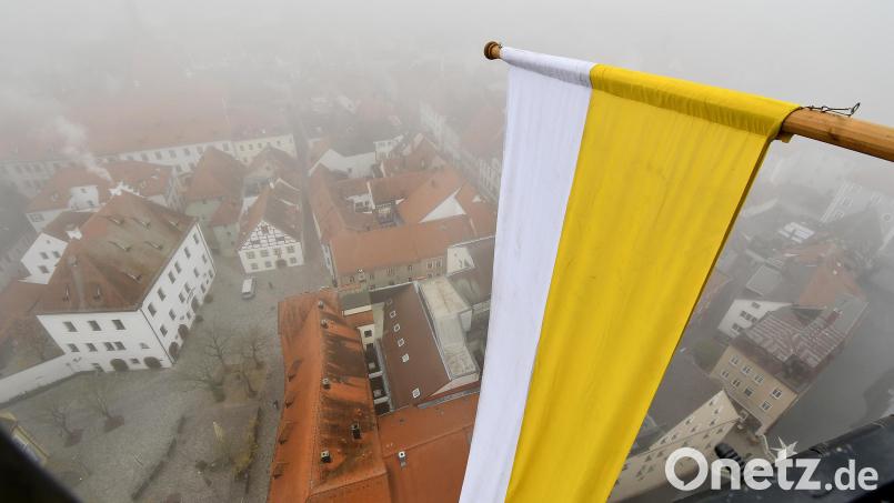 Die &quot;Zachäusfahnen&quot; an Kirchtürmen sind selten geworden. Auch ein Grund, diese Tradition in St. Martin jetzt neu zu beleben, nachdem die alten Fahnen hier noch vorhanden sind. Bild: Petra Hartl