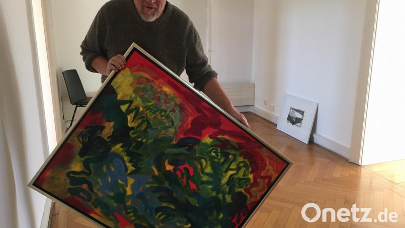 Co-Kurator Stefan Voit packt aus. Dieses Bild von Karl Aichinger gehört dem Bezirk. Bild: ihl