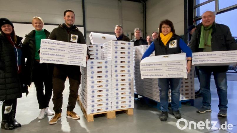 Die Krapfenaktion der Lions Oberpfälzer Wald und Schwandorf war ein Erfolg. Die Organisation lag federführend in den Händen von Maria Schlögl (vorne, Zweite von rechts), Peter Mertins (Dritter von links) und Manuel Lischka (Mitte). Bild: Lions Club Oberpfälzer Wald/exb