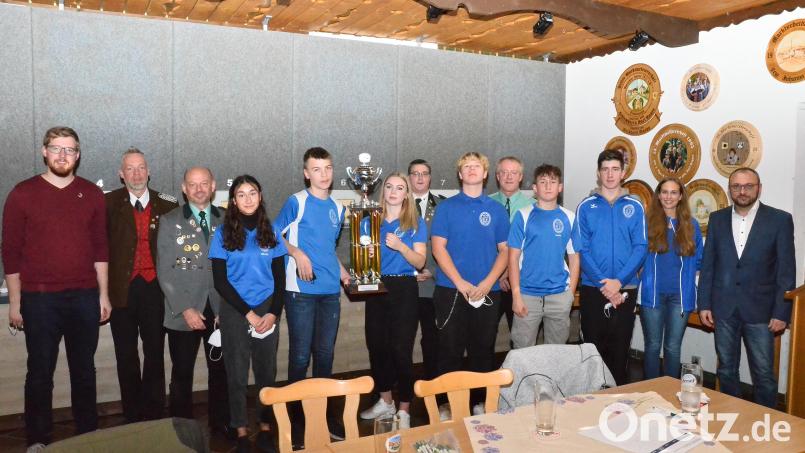 Nicht nur Schützenmeister Johannes Zeug (Dritter von links) steht die Freude über die Rückholung der Gaujugend-Trophäe für die &quot;Enzian&quot;-Schützen durch Melike Tiryaki, Fabian Mack und Julia Mack (im Anschluss, von links) ins Gesicht geschrieben. Bild: fjo