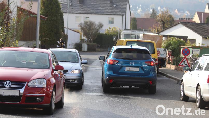 Während der Verkehrsschau zeigte ein zufälliger Blick in die Nelkenstraße diese &quot;dichte&quot; Verkehrssituation. Bild: mfh
