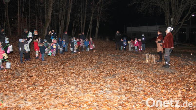 Die Mädchen und Buben des Kinderhauses genießen die Feierlichkeiten zum Martinstag. Bild: pi