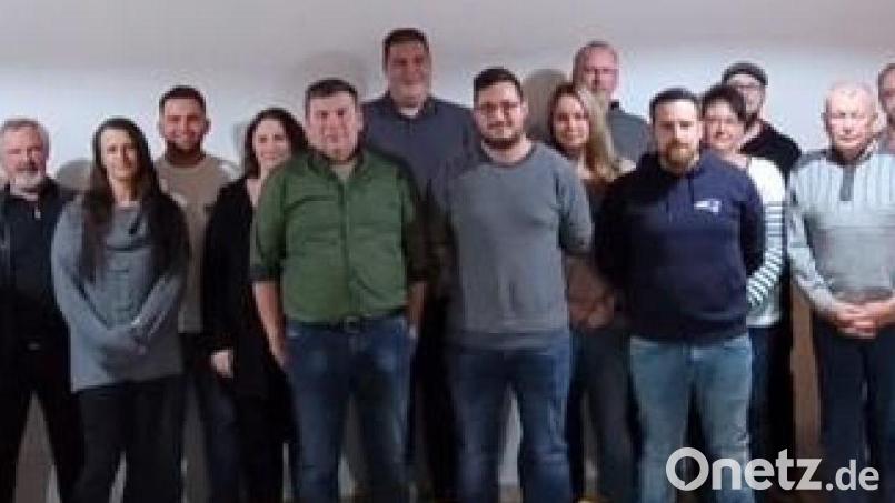 Zweite Bürgermeisterin Maria Schlögl (von links) gratuliert der neuen Vorstandschaft. Sie besteht aus Klaus Weißmann, Georg Rebl, Alexandra Prem, Christoph Hagn, Manuela Unger, Stefan Hagn, Florian Prem, Milot Korcaj, Rebecca Dinkelmeyer, Michael Unger, Johannes Ponnath, Steffi Stengl, Fabian Kosub, Josef Thamer, Thomas Stengl und Tom Unger. Bild: Johannes Ponnath/exb