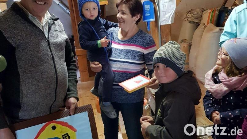 Zum Abschied gabs für die Birlmüller-Familie Kleber von den Kindern ein Malbild und Süßigkeiten. Bild: gz